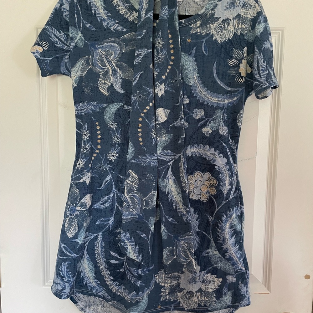 LuLaRoe Blue and White Raglan Short Sleeve Shirt